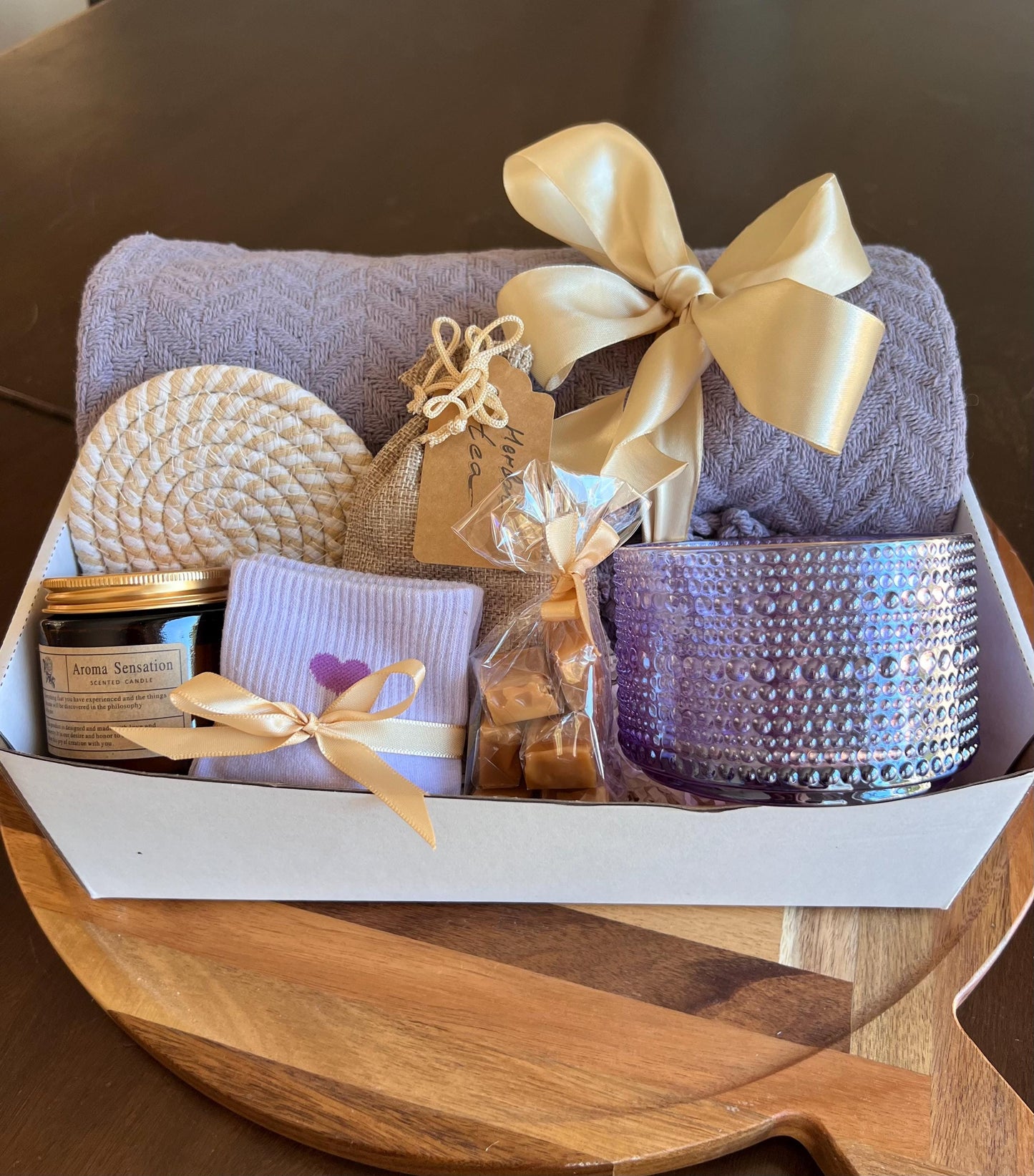 Cozy Gift Box: Cotton Blanket, Soy Candle & Herbal Tea