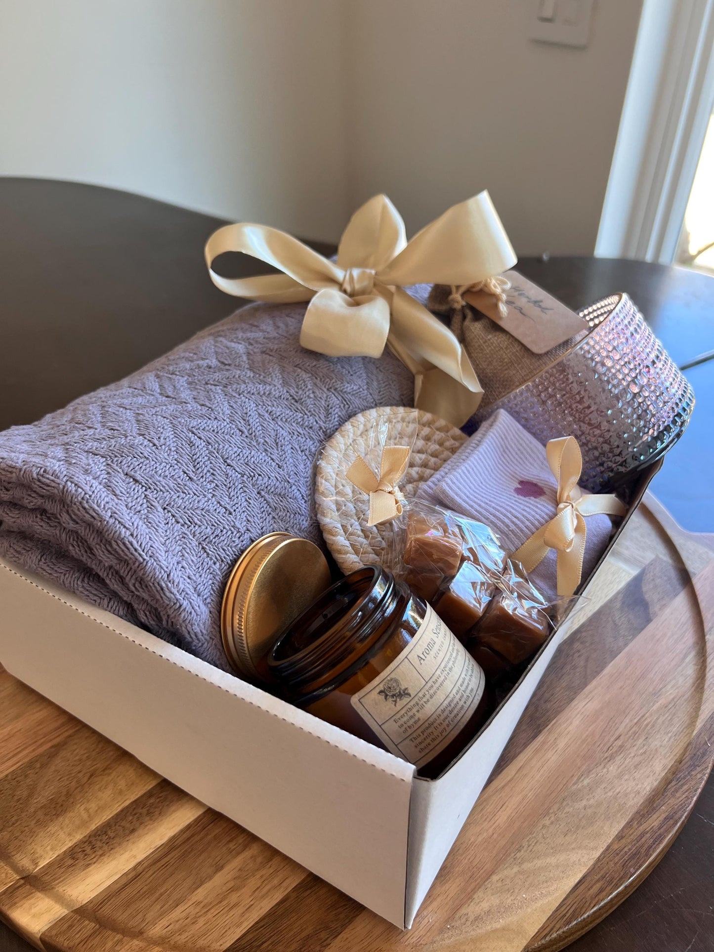 Cozy Gift Box: Cotton Blanket, Soy Candle & Herbal Tea