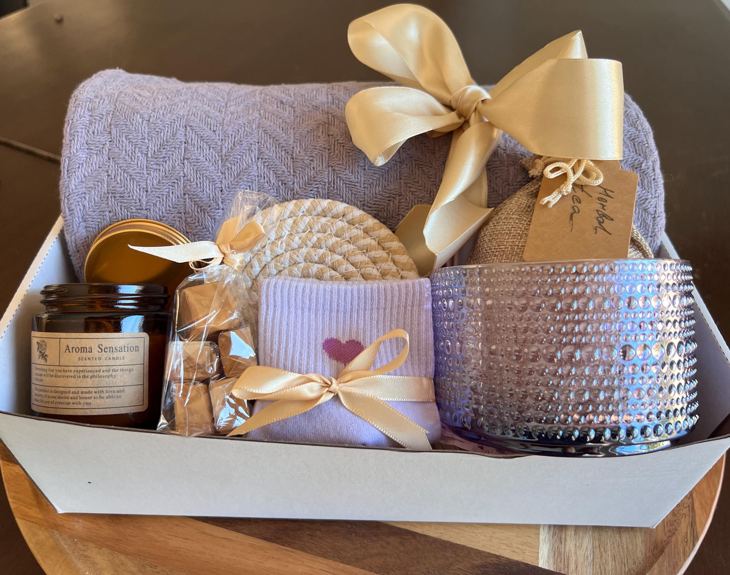 Cozy Gift Box: Cotton Blanket, Soy Candle & Herbal Tea