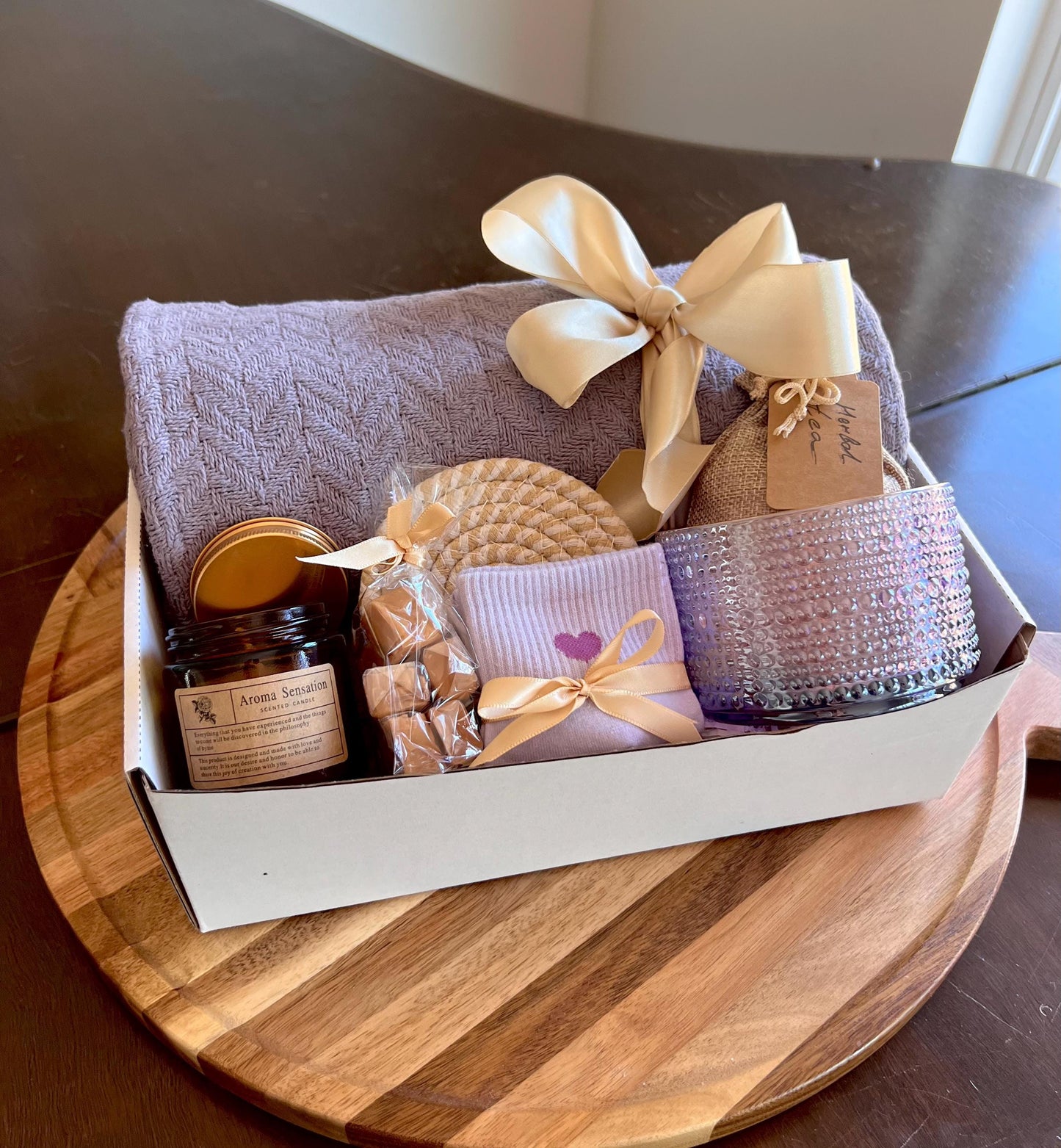 Cozy Gift Box: Cotton Blanket, Soy Candle & Herbal Tea