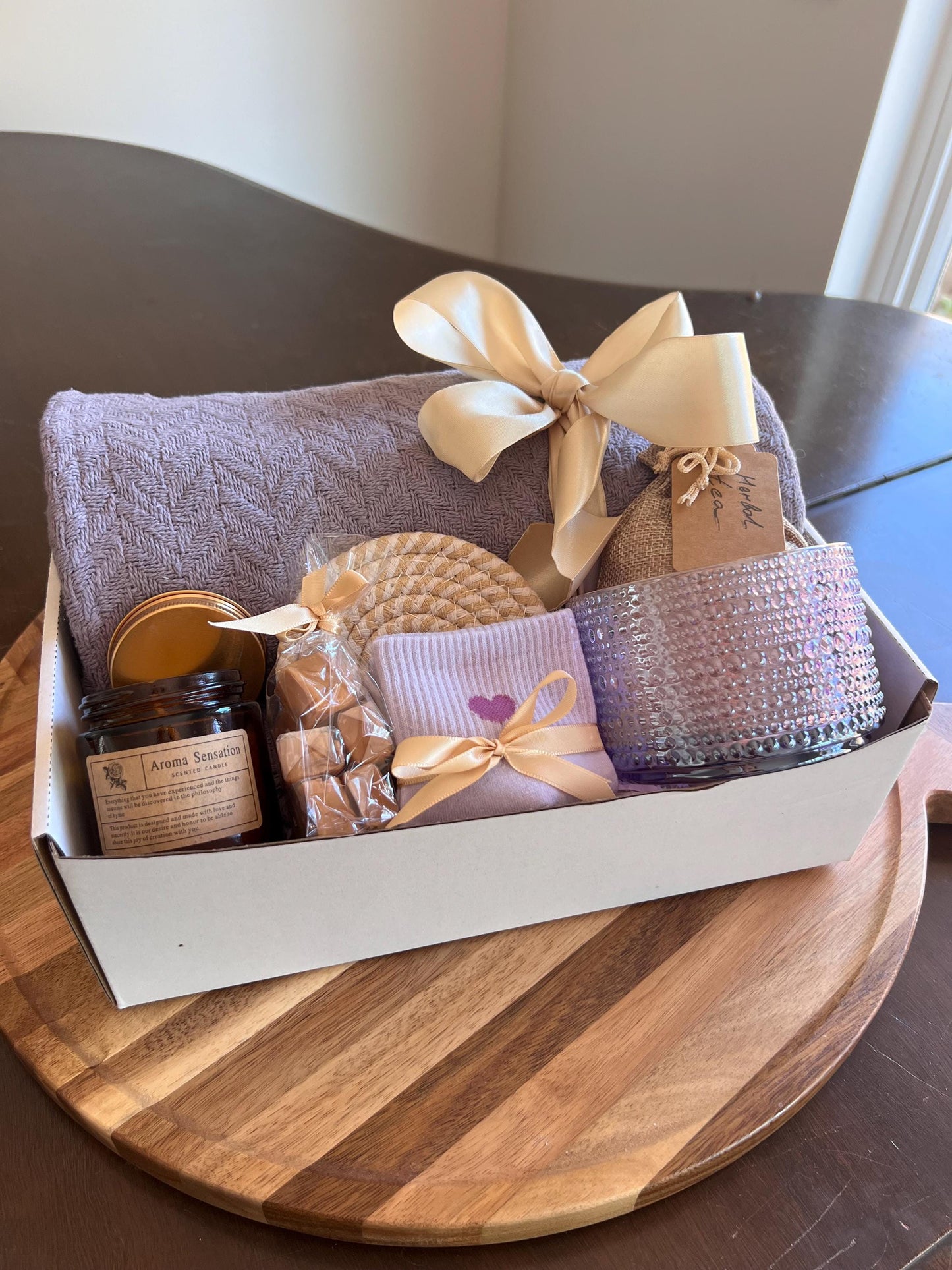 Cozy Gift Box: Cotton Blanket, Soy Candle & Herbal Tea