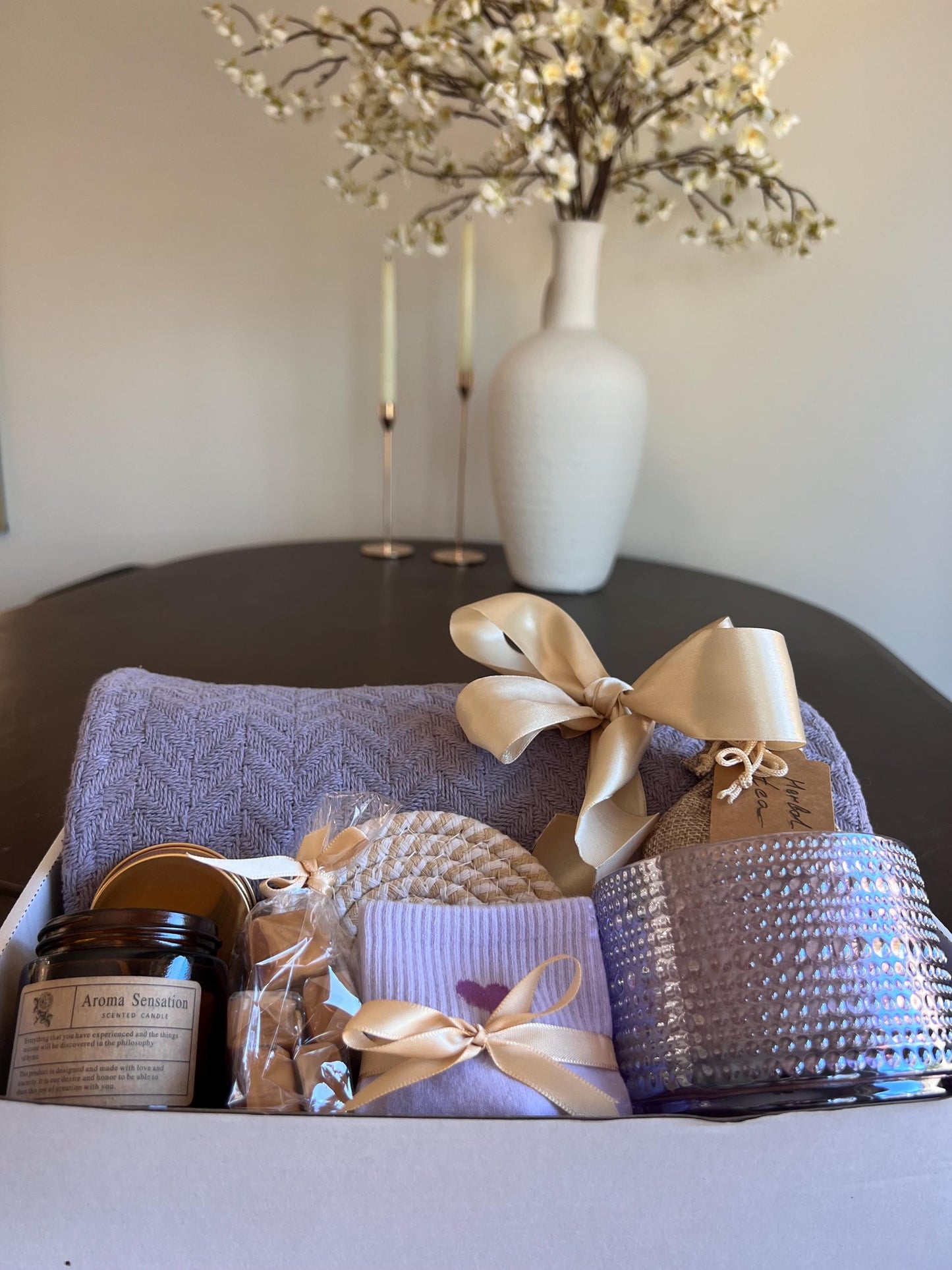 Cozy Gift Box: Cotton Blanket, Soy Candle & Herbal Tea
