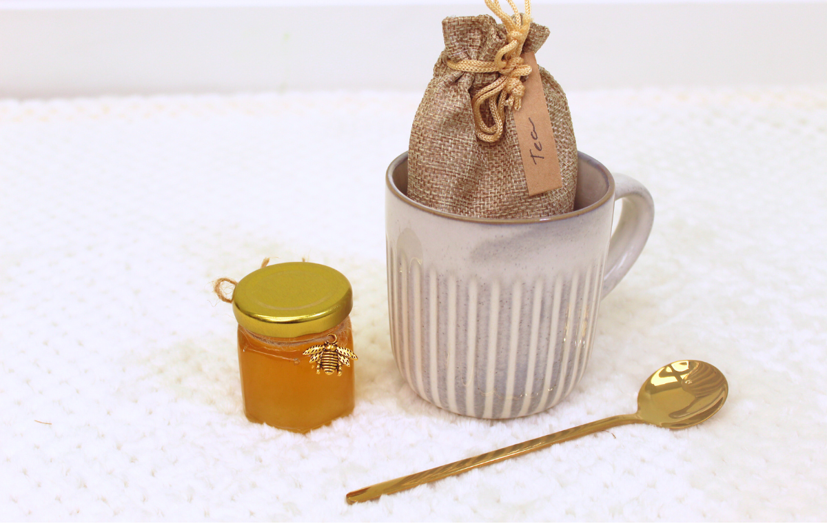 Classy gift basket for Women, Gift with Cosy Cotton Blanket