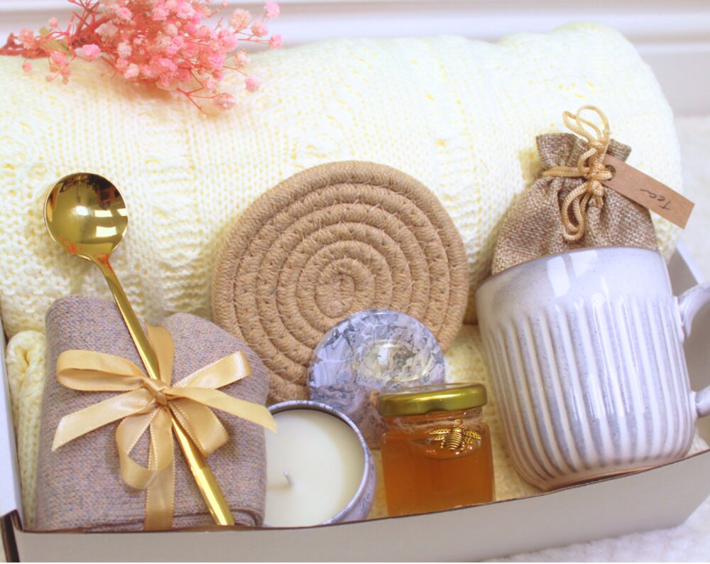 Classy gift basket for Women, Gift with Cosy Cotton Blanket