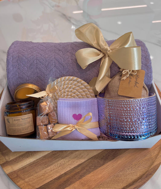 Cozy Gift Box: Cotton Blanket, Soy Candle & Herbal Tea